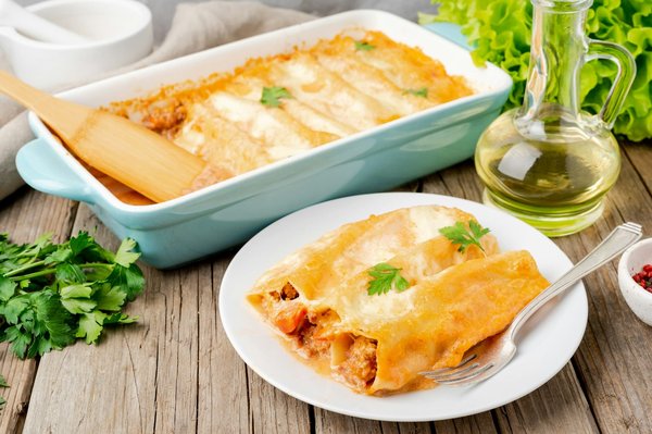 Come si preparano i cannelloni ripieni di ricotta e spinaci con besciamella al forno?