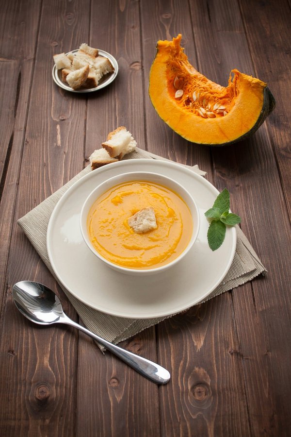 Quali sono gli ingredienti per una vellutata di zucca con amaretti e salvia croccante?